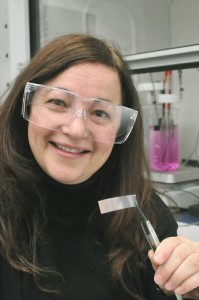 アルゴンヌ国立研究所のナノ科学者 Tijana Rajh氏。手に持っているのは今回開発された二酸化チタンナノチューブ材料の短冊