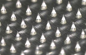 マイクロニードルアレイ。ニードルのサイズは500μm長×200μm径 (富士フイルム)